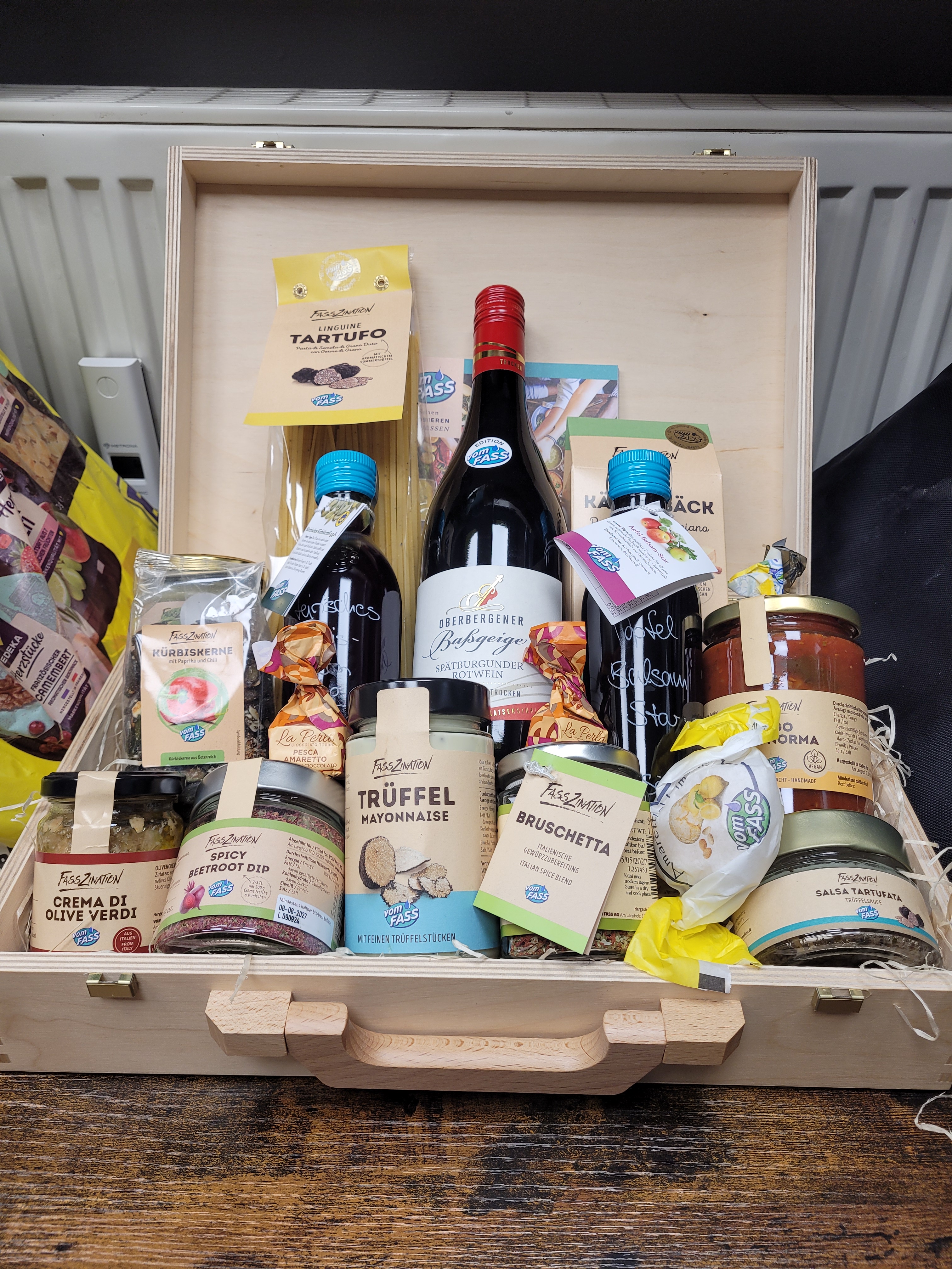 Geschenkkorb mit ausgewählten vomFASS Spezialitäten