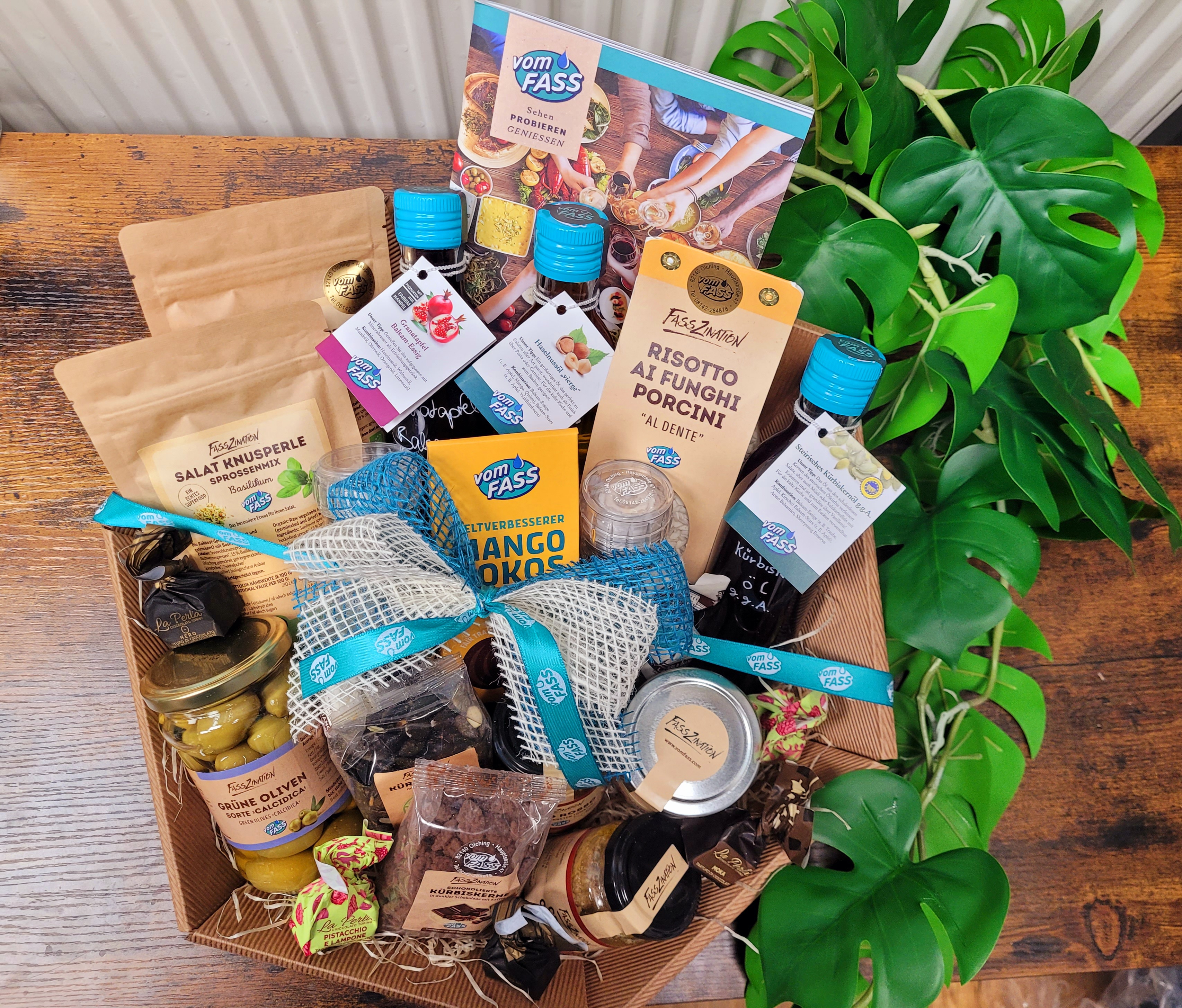 Detailaufnahme eines liebevoll arrangierten Geschenks