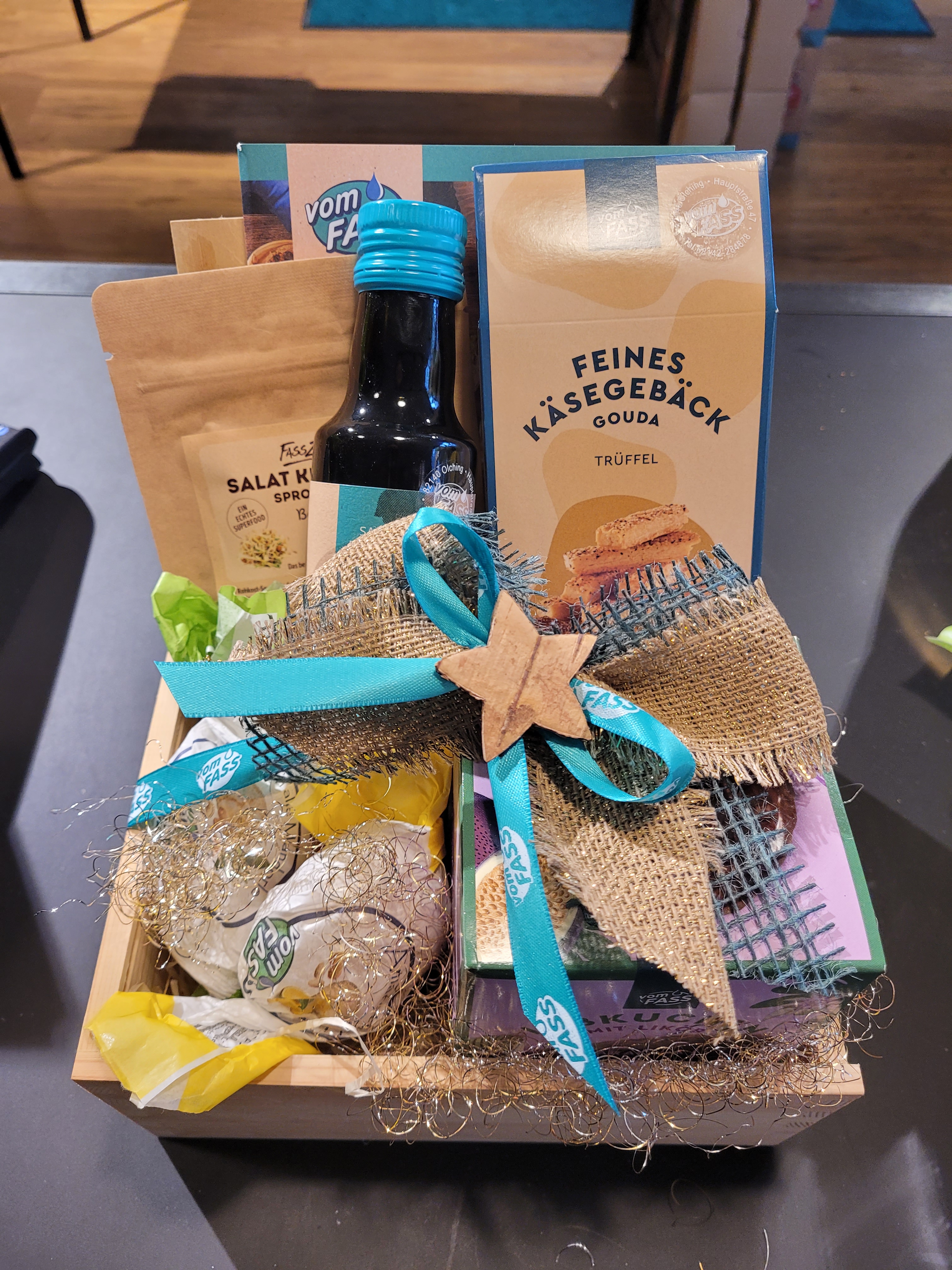 Geschenkkorb mit Genussprodukten und Dekoration