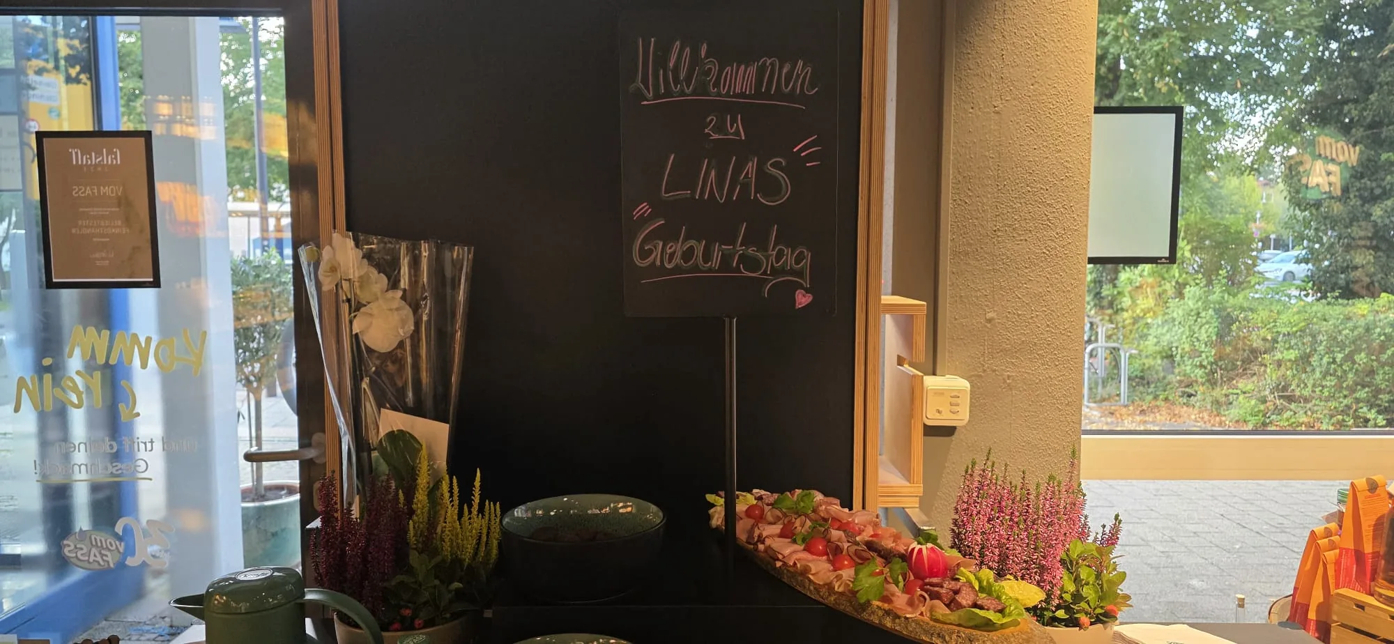Tafel „Willkommen zu Linas Geburtstag" und herbstlich dekoriertes Wurstbuffet bei einer Feier im vomFASS Olching